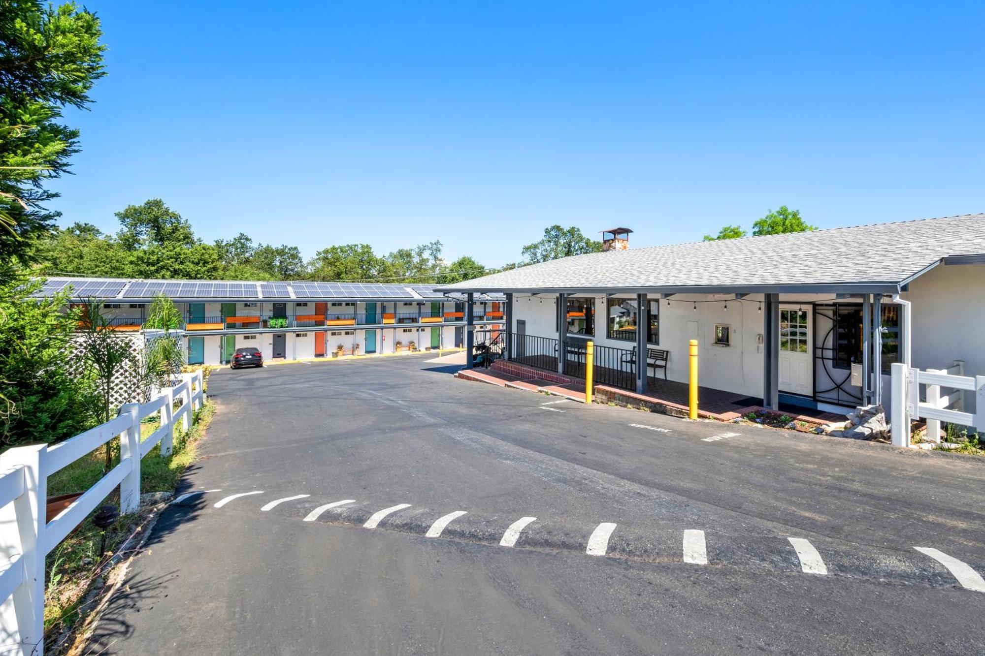 Quality Inn & Suites Jackson Bagian luar foto