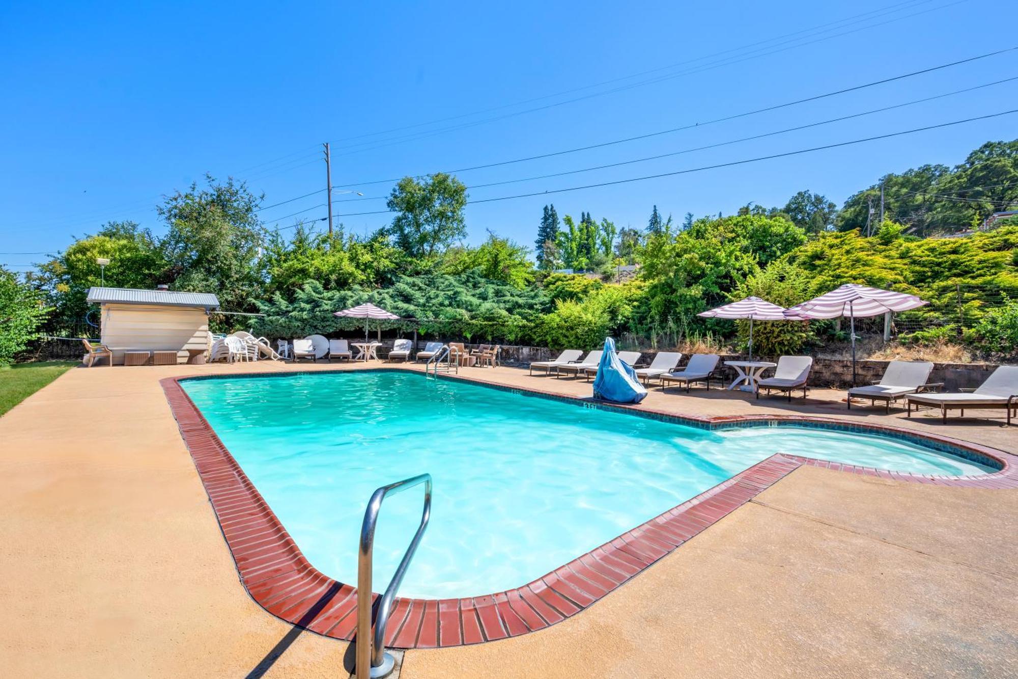Quality Inn & Suites Jackson Bagian luar foto