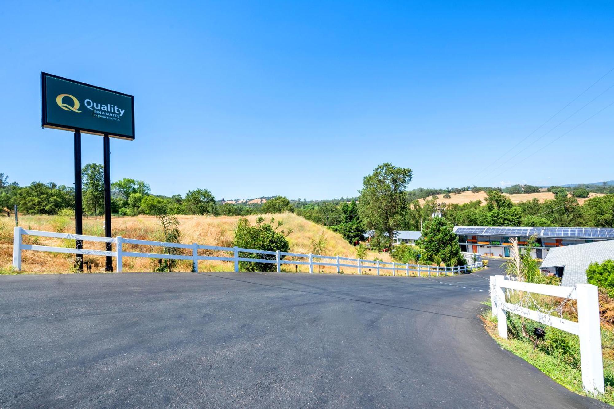 Quality Inn & Suites Jackson Bagian luar foto