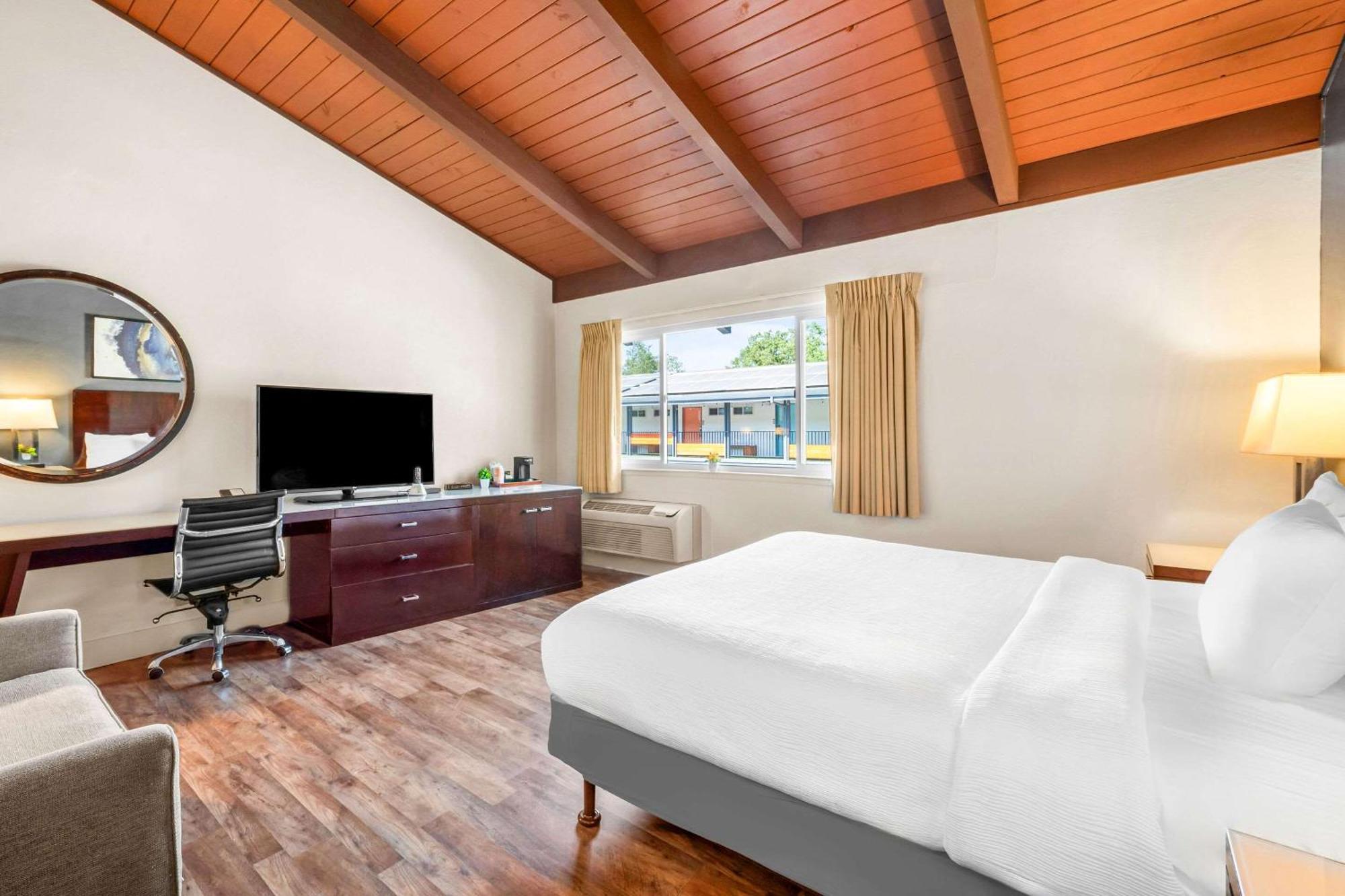 Quality Inn & Suites Jackson Bagian luar foto
